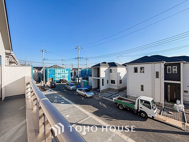 星空が地上に映りこむかのような夜景のきらめきまで、この街ならではの美しい風景の物語が室内に展開。