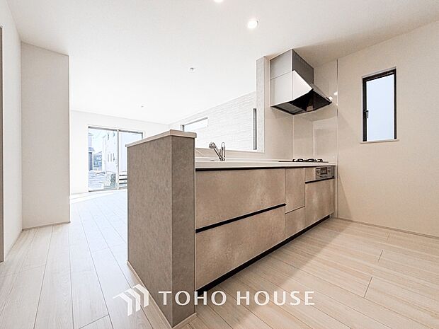 光が注がれる青い空から鮮やかに赤色にゆっくりと染まる。そんな優しい時間がここでは流れてゆく。