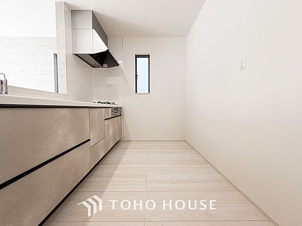 ご家族みんなで調理ができる位のスペースを実現したキッチン空間となっております。