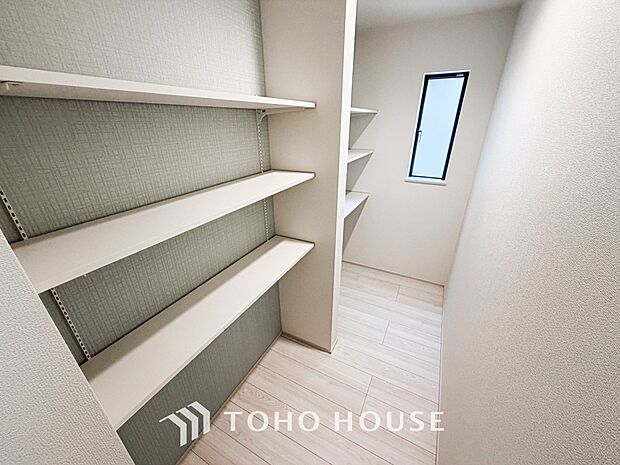 少しでも空いているスペースを収納にすることで、無駄のない空間を演出しております。