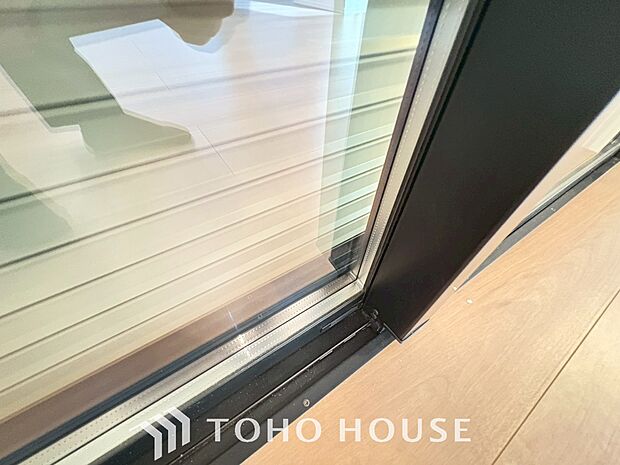 戸建にも防犯機能のシャッターを完備しております。寒い冬でも中から開閉がラクラクな所も便利です。