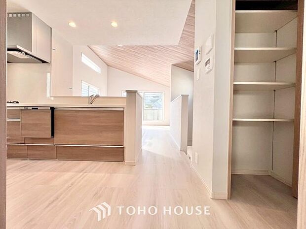 収納の多さもこの物件の魅力の一つです。リビングには使い勝手の良い収納棚を設置しています。