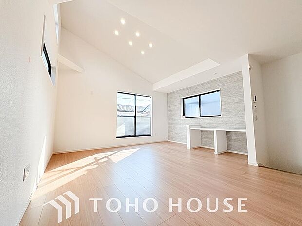 リビングも広く設け、訪れる人々を暖かく迎えてくれます。 