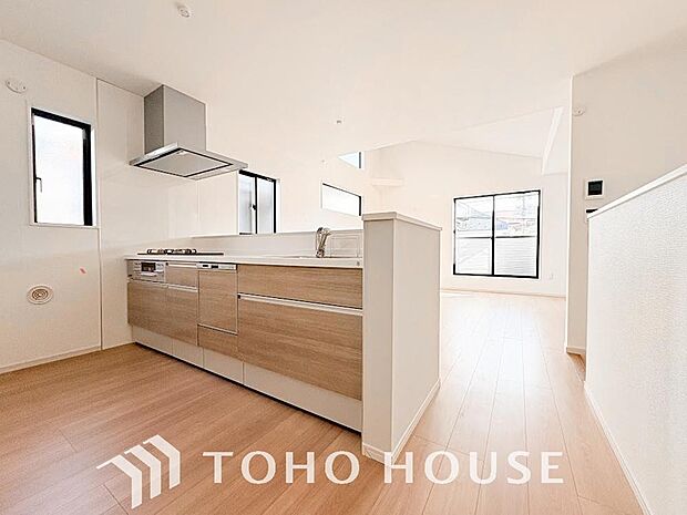 夫婦そろってキッチンに立っても調理がしやすく余裕の広さ。家事をしながら会話も弾みます。