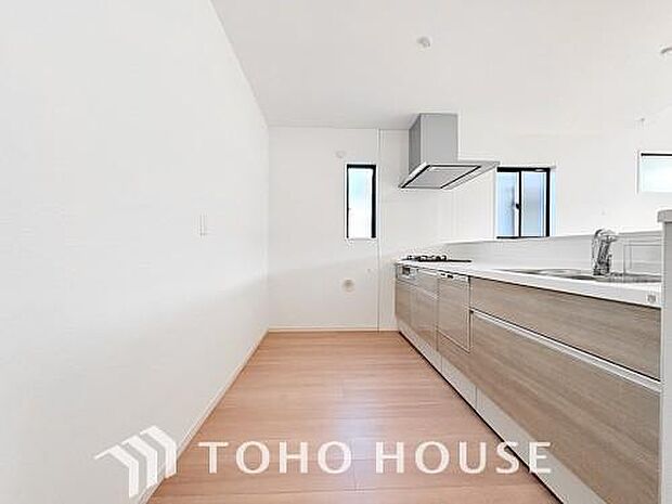 キッチンの収納は、デッドスペースになりやすい箇所を有効活用できる、スライド式収納を採用しました。