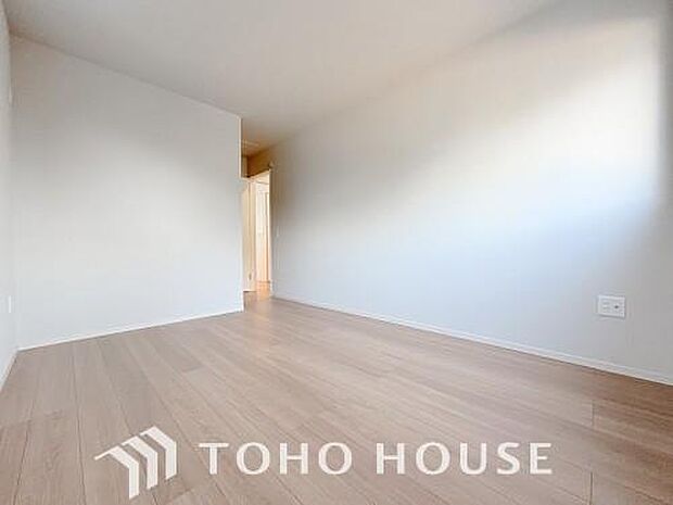 一日の疲れを癒やしてくれる主寝室。時を忘れて過ごす場所として過ごせるお部屋。