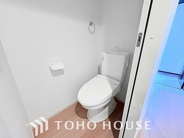 十分な広さと清潔感のあるカラーで纏まったおトイレ。時間に余裕とゆとりを持たせます。