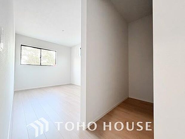 大容量のウォークインクローゼット。大きさ＆広さの感覚が画像では伝わりづらいので是非現地をご覧下さい。