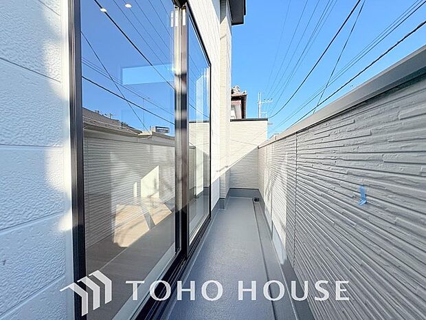 頬をなでる優しい風を感じることが出来るバルコニー。つい深呼吸をしたくなる気持ちの良い眺望です。