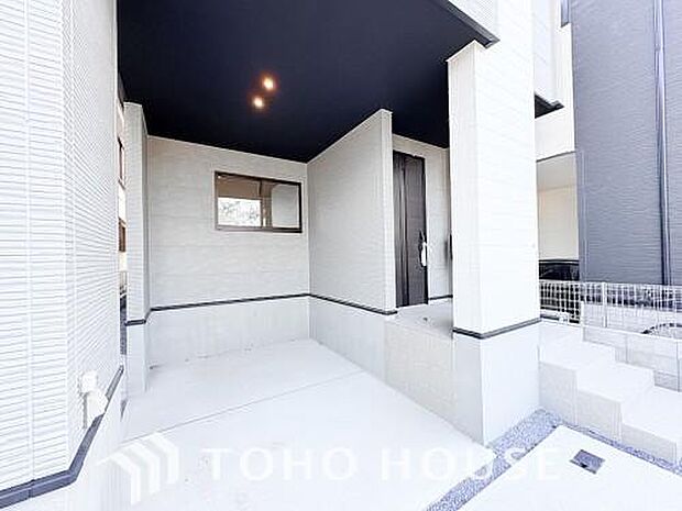 ゆったりとした駐車スペースを確保いたしましたので、大きめのお車でも駐車可能です。