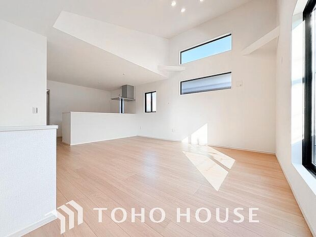 光が注がれる青い空から鮮やかに赤色にゆっくりと染まる。そんな優しい時間がここでは流れてゆく。