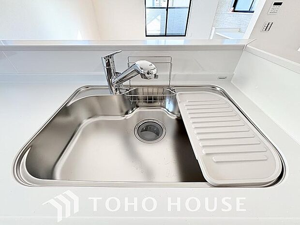 ワンタッチで浄水と原水を切り替えできる浄水器一体型水栓は水道水に含まれる有害物質を除去してくれます。