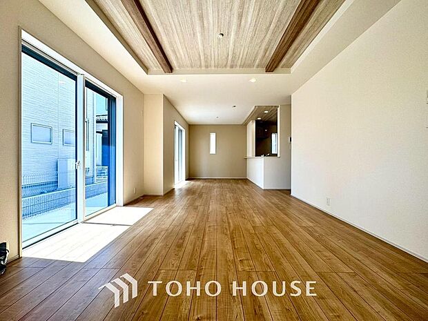 リビングも広く設け、訪れる人々を暖かく迎えてくれます。