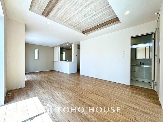 光が注がれる青い空から鮮やかに赤色にゆっくりと染まる。そんな優しい時間がここでは流れてゆく。