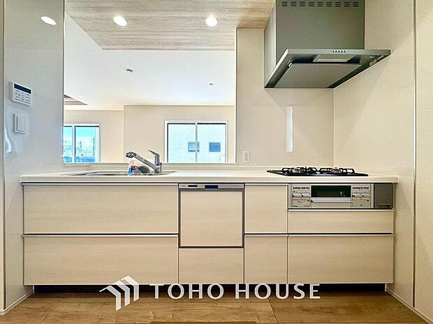 キッチンの収納は、デッドスペースになりやすい箇所を有効活用できる、スライド式収納を採用しました。