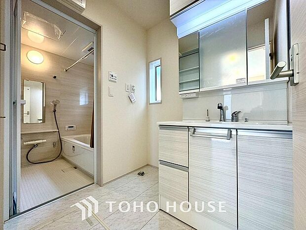 お家の中でも特にプライベートスペースとなる洗面所は、洗濯場所と浴室を同じ空間でまとめております。