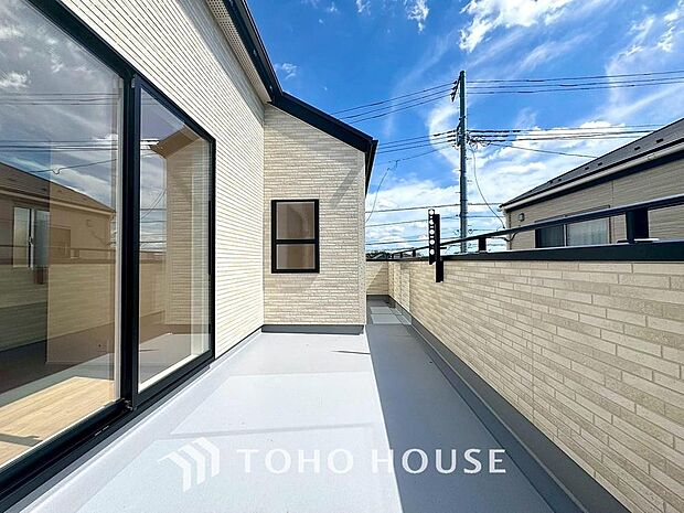 頬をなでる優しい風を感じることが出来るバルコニー。つい深呼吸をしたくなる気持ちの良い眺望です。