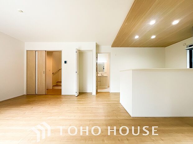 リビングも広く設け、訪れる人々を暖かく迎えてくれます。