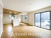 光が注がれる青い空から鮮やかに赤色にゆっくりと染まる。そんな優しい時間がここでは流れてゆく。