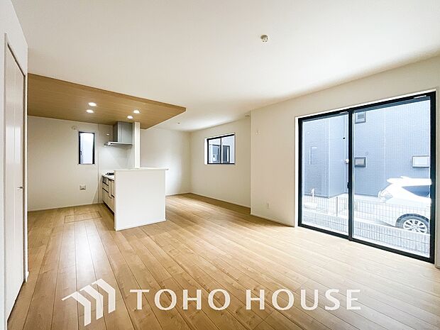 光が注がれる青い空から鮮やかに赤色にゆっくりと染まる。そんな優しい時間がここでは流れてゆく。