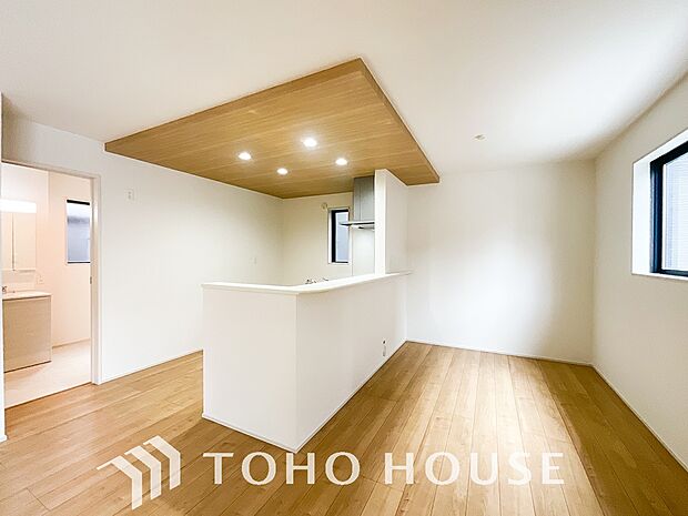 キッチンの収納は、デッドスペースになりやすい箇所を有効活用できる、スライド式収納を採用しました。