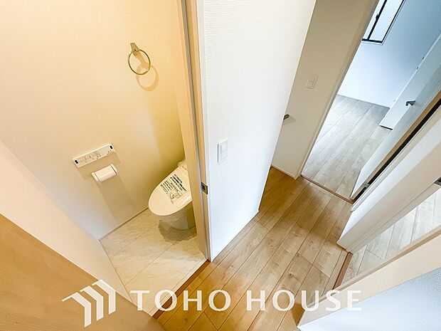 十分な広さと清潔感のあるカラーで纏まったおトイレ。時間に余裕とゆとりを持たせます。