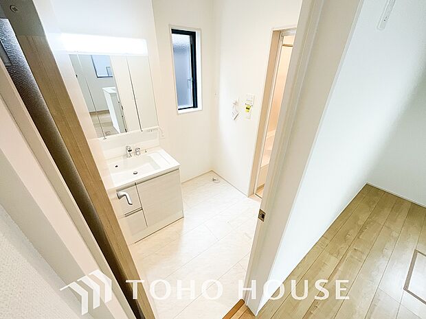 手で洗いたい大切な服など、広く使えると助かる洗面台は汚れの付きにくい形状と素材で造られております。