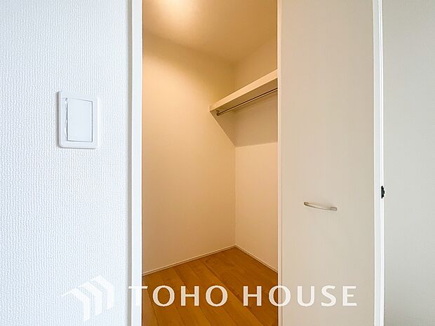 大容量のウォークインクローゼット。大きさ&広さの感覚が画像では伝わりづらいので是非現地をご覧下さい。