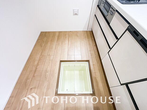 食品ストックや非常食・保存食の保管庫として活用できます。住まいの床下点検口としての役割もあります。