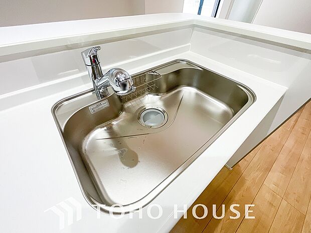 ワンタッチで浄水と原水を切り替えできる浄水器一体型水栓は水道水に含まれる有害物質を除去してくれます。