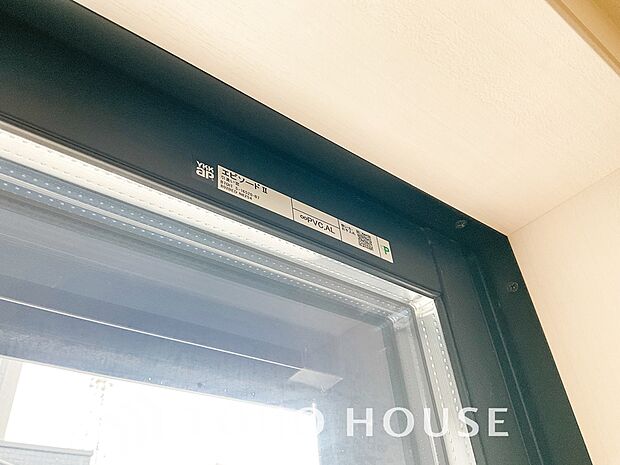 二層のガラスの間に空気層や特殊ガス層を作ることで断熱性能や結露防止効果を高めたサッシを装備してます。