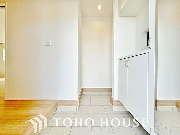 温かみのある色合いでデザインされた玄関は、優しい雰囲気です。帰りたくなる、安息の住まいです。