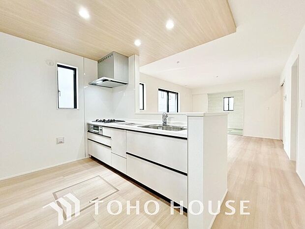 通風と採光を考慮したリビングは地域の鼓動を感じながらお寛ぎ頂くことが可能です。