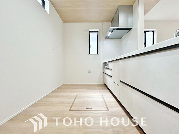 家族みんなでゆったりと調理や食事の準備ができる十分な広さを確保した、快適なキッチンスペース。