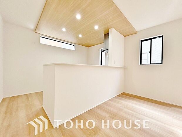 大型の冷蔵庫も配置できる広々としたキッチンスペースでお料理や家事をスムーズに進めることができます。