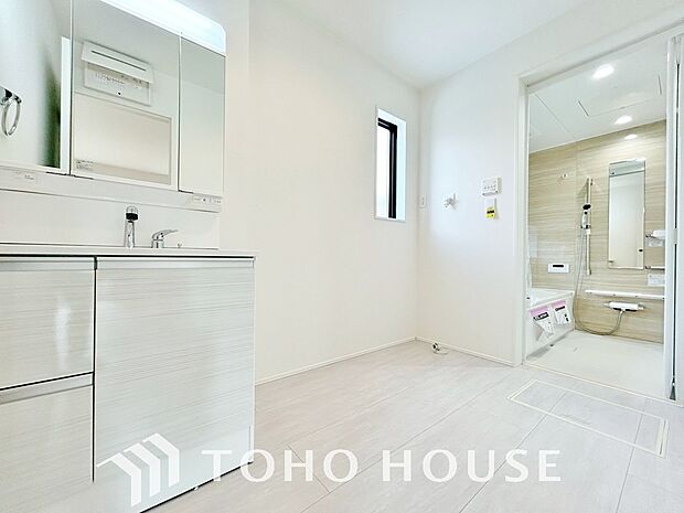 平日の朝であっても、落ち着きとくつろぎを感じられる空間。気持ちよく身だしなみを整えられます。