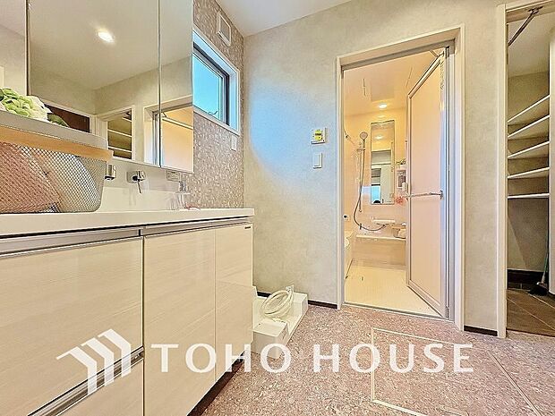 手で洗いたい大切な服など、広く使えると助かる洗面台は汚れの付きにくい形状と素材で造られております。