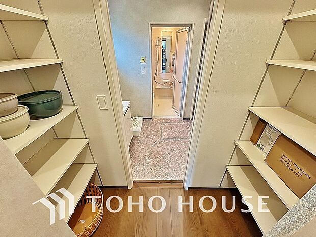 キッチン横にはパントリーを完備。ついつい買いすぎてしまった日用品や食料品のストックなどに。