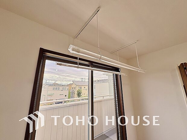 雨の日や花粉の時期など、洗濯物を外に干せない時などにあると役立つ、ホスクリーンが設置されております。