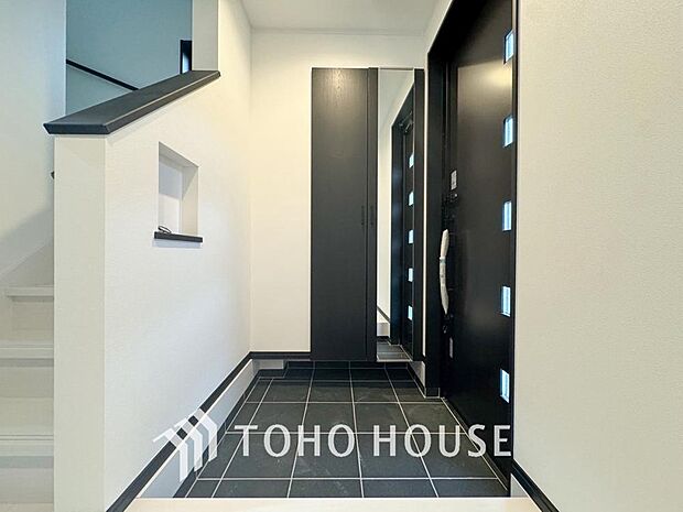 広々とした玄関スペースは何かと重宝します。ベビーカーも楽々置けるゆったりスペースが魅力です。