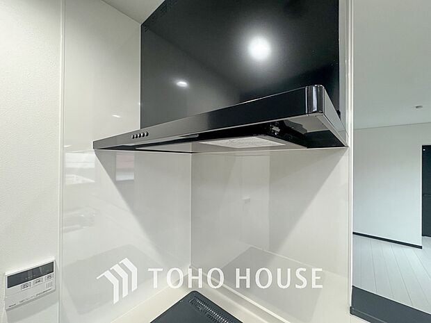 昨今主流のスリムタイプのレンジフード。スタイリッシュな見た目からインテリアとしても人気がある型です。