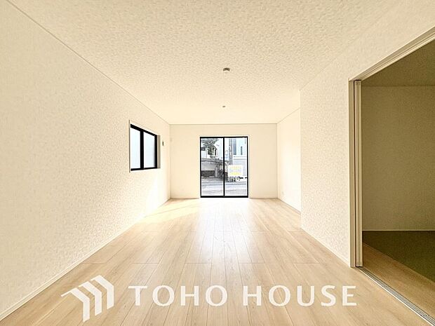 明るく穏やかな空気の中で飲んだり、食べたり、笑ったり。一日の中で多くの時間を過すことになるリビング。