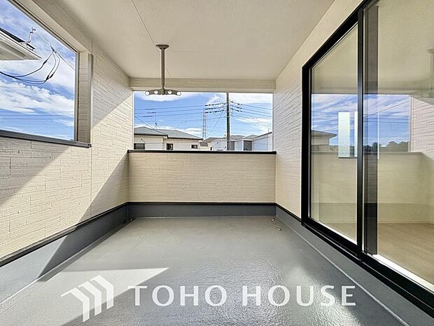 通風・採光に優れ、心地よい光と風があふれています。優しい陽射しが差し込むバルコニーとなっております。