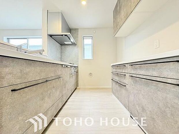 夫婦そろってキッチンに立っても調理がしやすく余裕の広さ。家事をしながら会話も弾みます。