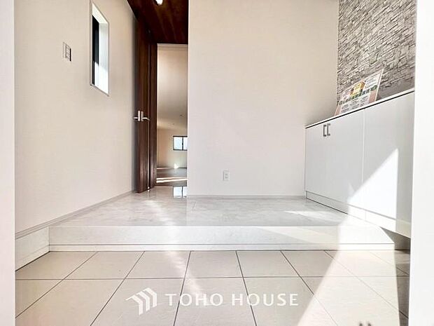 毎日みんなを見送り、そして迎え入れる場所だから。帰りたくなる家をテーマに設計した、自慢の玄関です。