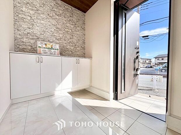 温かみのある色合いでデザインされた玄関は、優しい雰囲気です。帰りたくなる、安息の住まいです。