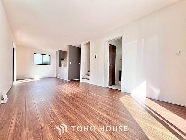 一日の中で多くの時間を過すことになるリビング。爽やかな通風と採光を存分に感じる事が出来る空間です。