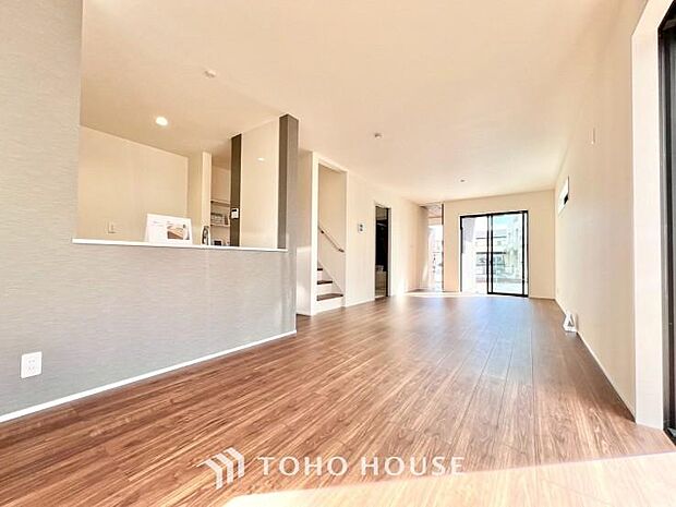 光と風があふれる開放的なリビングダイニングには自然と家族みんなが集まってきます。