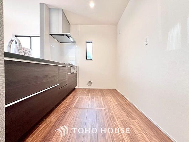 家族みんなでゆったりと調理や食事の準備ができる十分な広さを確保した、快適なキッチンスペース。