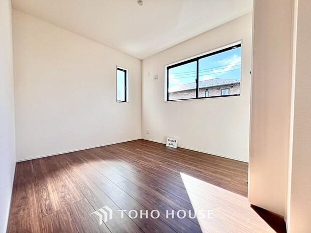 家具の配置のし易い室内です。趣味の部屋としても充分な広さを確保しております。